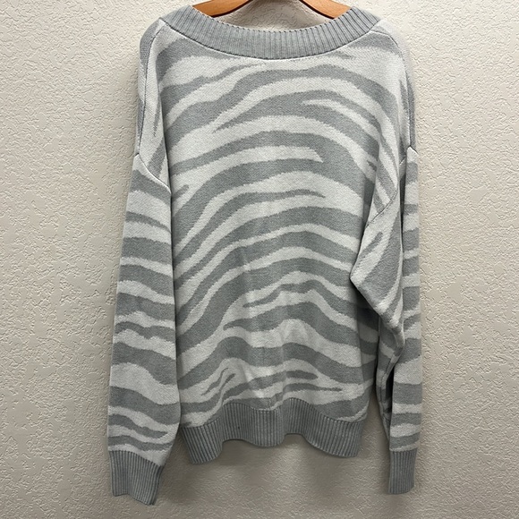 Varley Calvert Oversized Sweater in Gray Size M Zebra Print V-Neck - Picture 5 of 5
